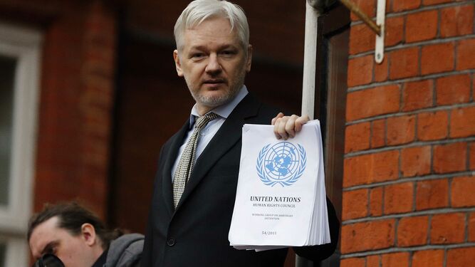 Detienen a Julian Assange en la embajada de Ecuador en Londres ...