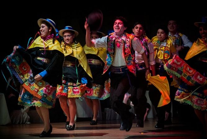 Danzas folclóricas de regiones del Perú se internan en Albrook Mall | La Prensa Panamá